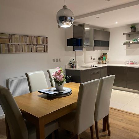 2 Bed, 2 Bath Apartment In Guildford Town Centre With Parking! Dış mekan fotoğraf