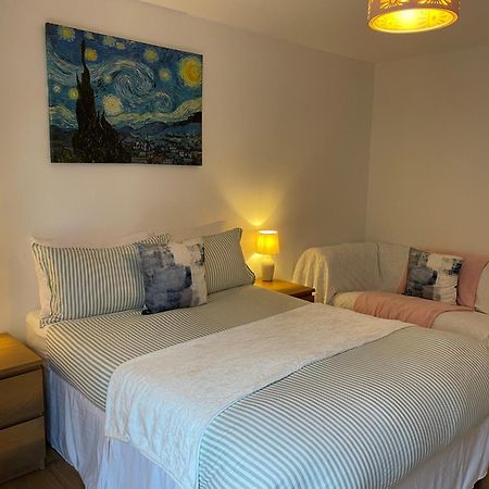 2 Bed, 2 Bath Apartment In Guildford Town Centre With Parking! Dış mekan fotoğraf