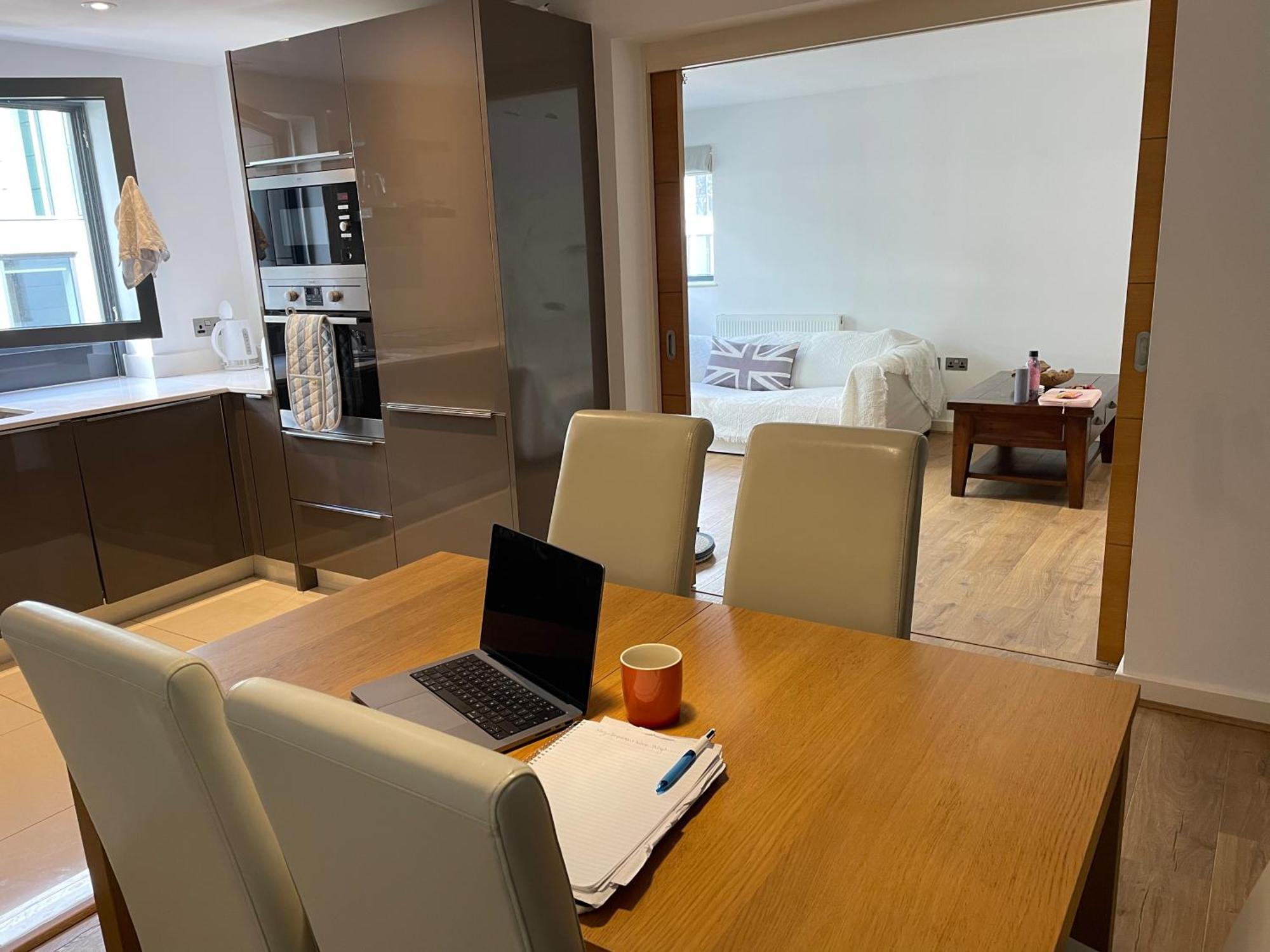 2 Bed, 2 Bath Apartment In Guildford Town Centre With Parking! Dış mekan fotoğraf