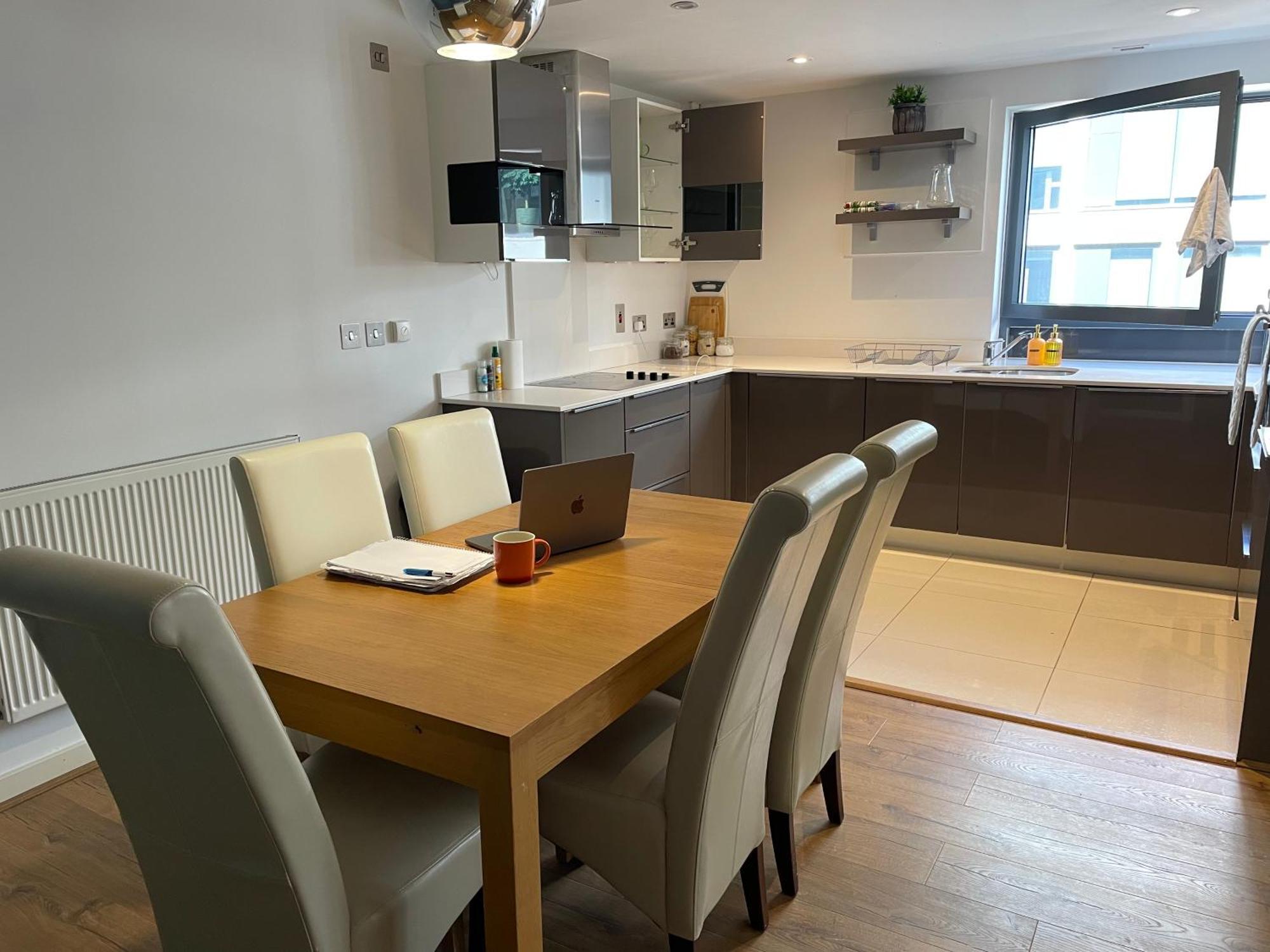 2 Bed, 2 Bath Apartment In Guildford Town Centre With Parking! Dış mekan fotoğraf