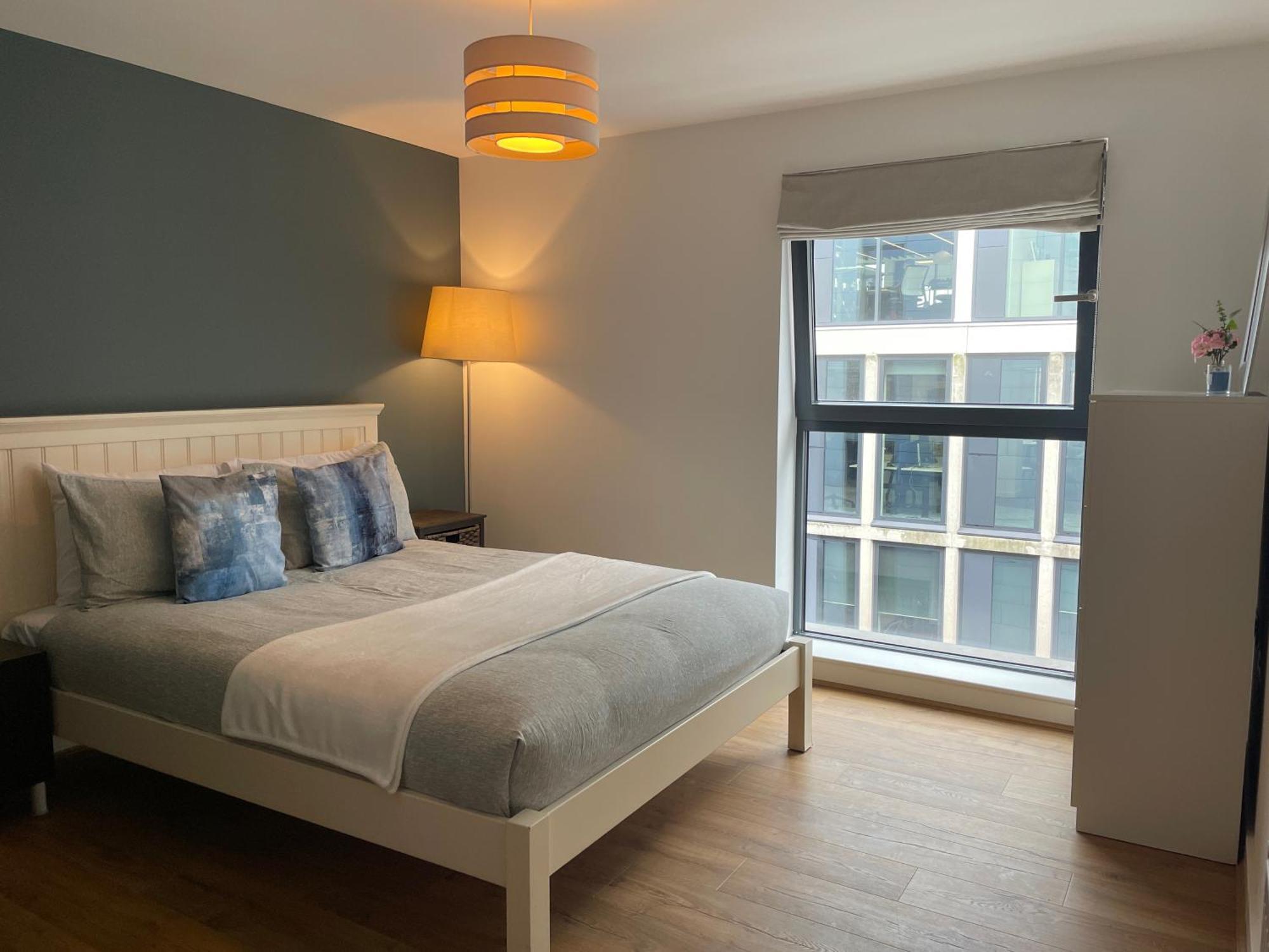 2 Bed, 2 Bath Apartment In Guildford Town Centre With Parking! Dış mekan fotoğraf