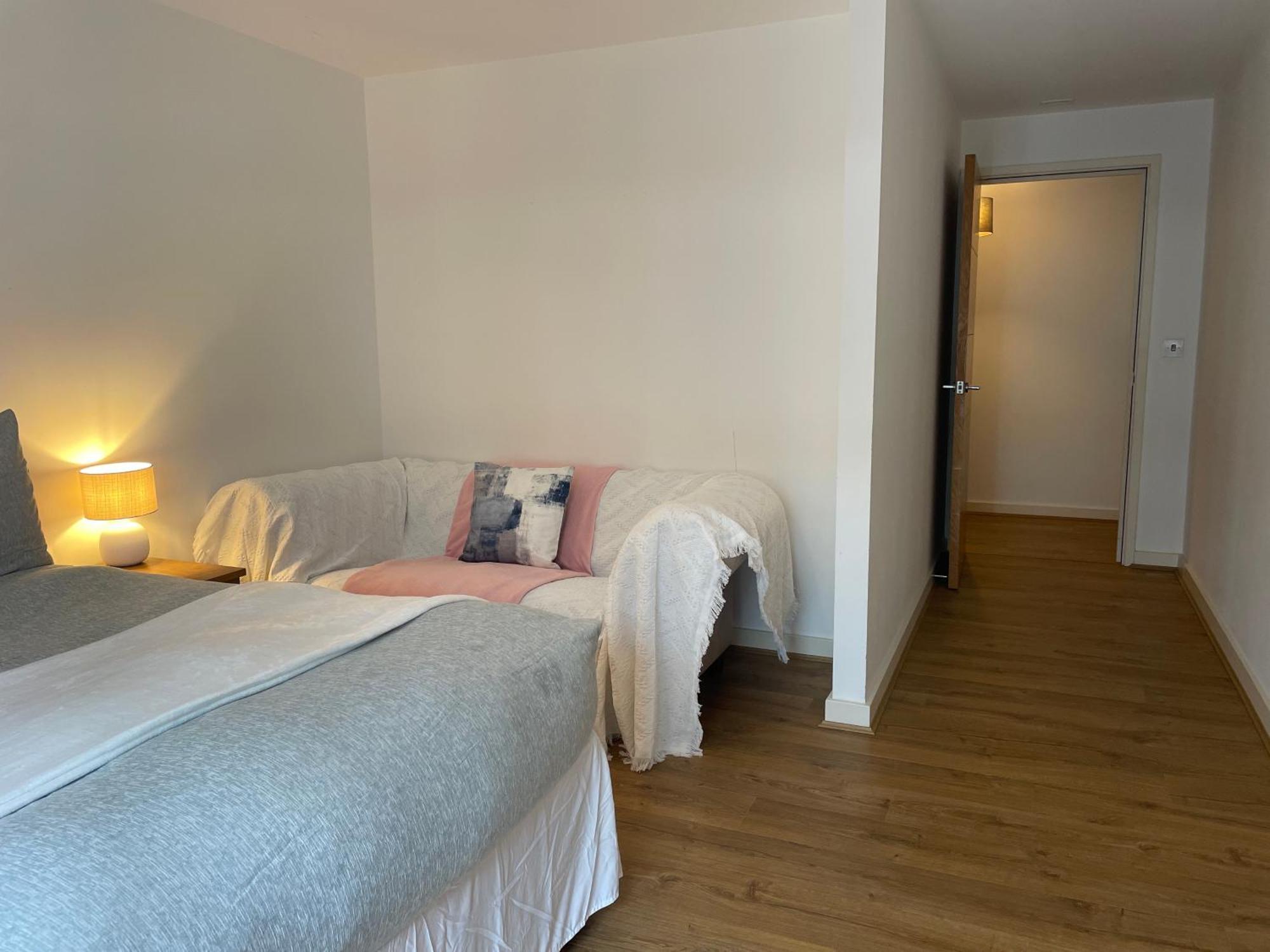 2 Bed, 2 Bath Apartment In Guildford Town Centre With Parking! Dış mekan fotoğraf