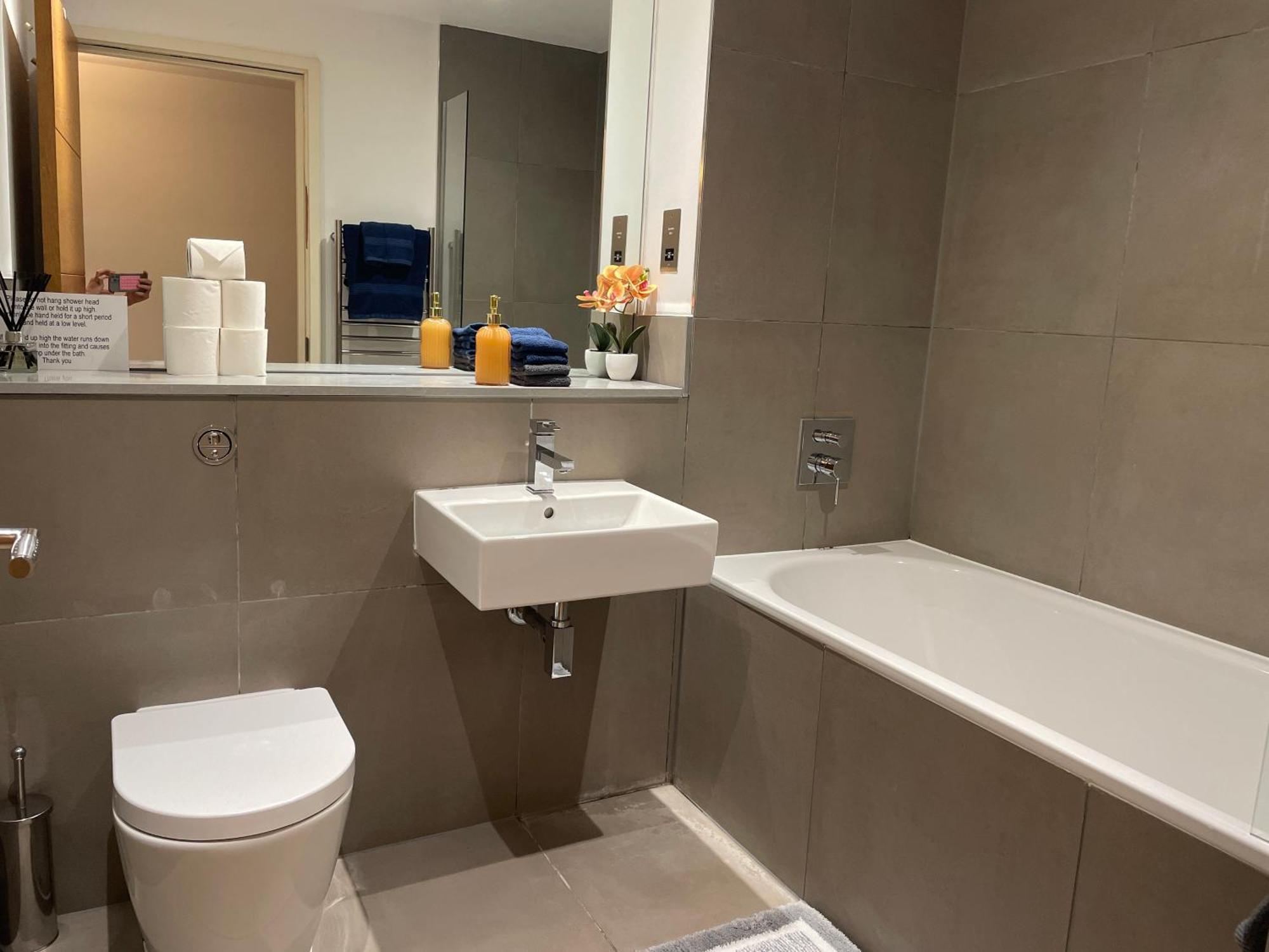 2 Bed, 2 Bath Apartment In Guildford Town Centre With Parking! Dış mekan fotoğraf