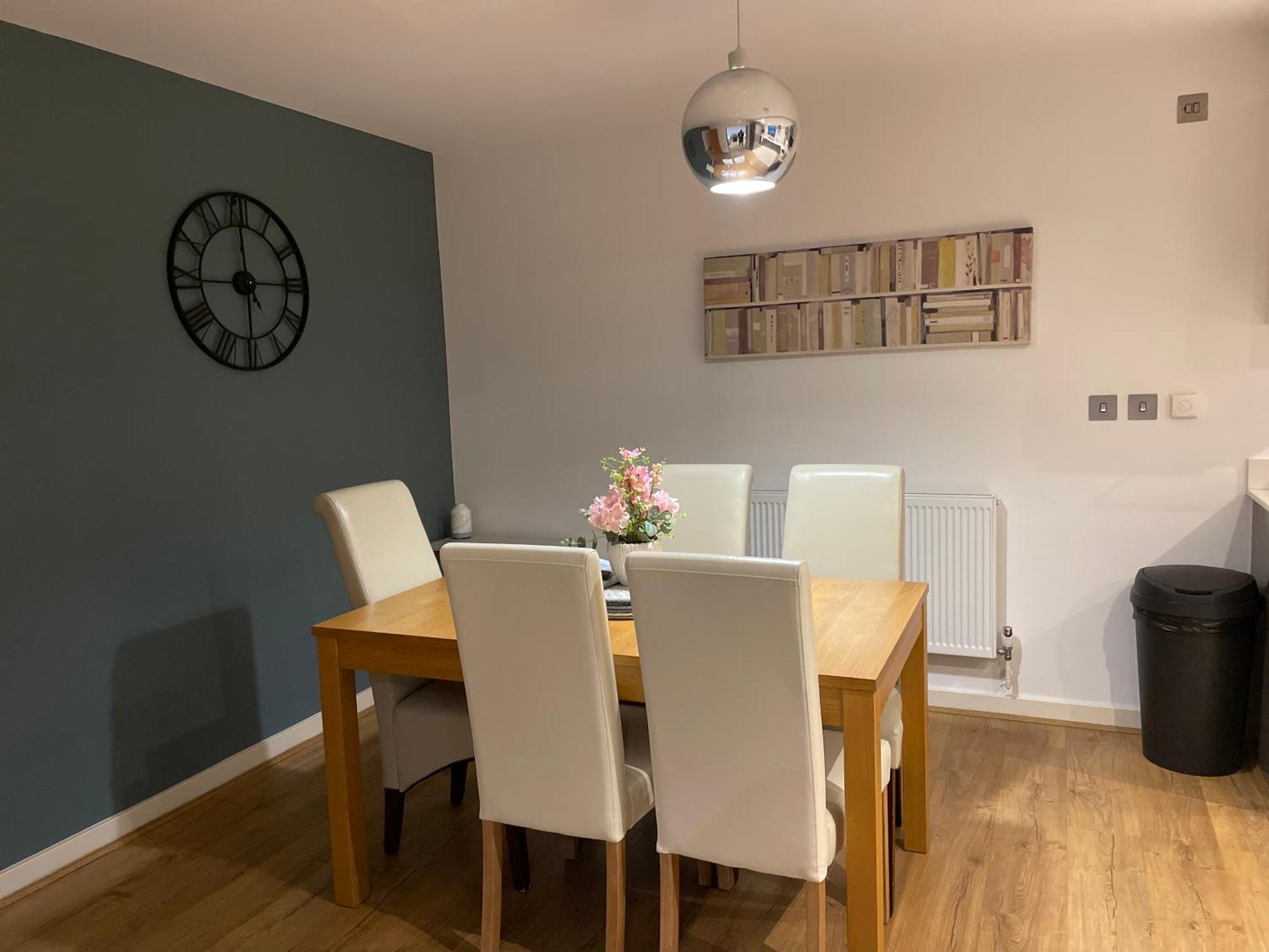2 Bed, 2 Bath Apartment In Guildford Town Centre With Parking! Dış mekan fotoğraf