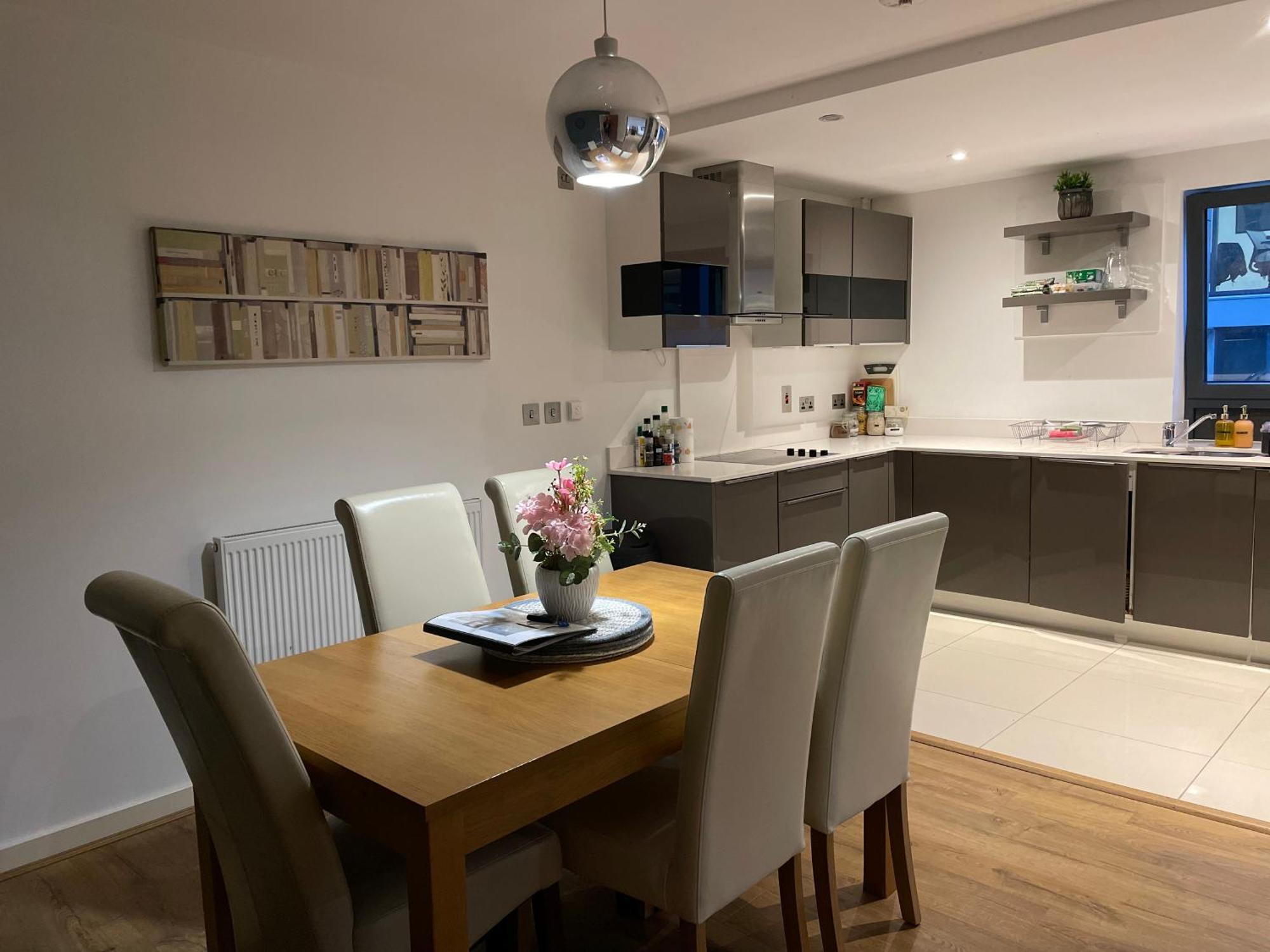 2 Bed, 2 Bath Apartment In Guildford Town Centre With Parking! Dış mekan fotoğraf